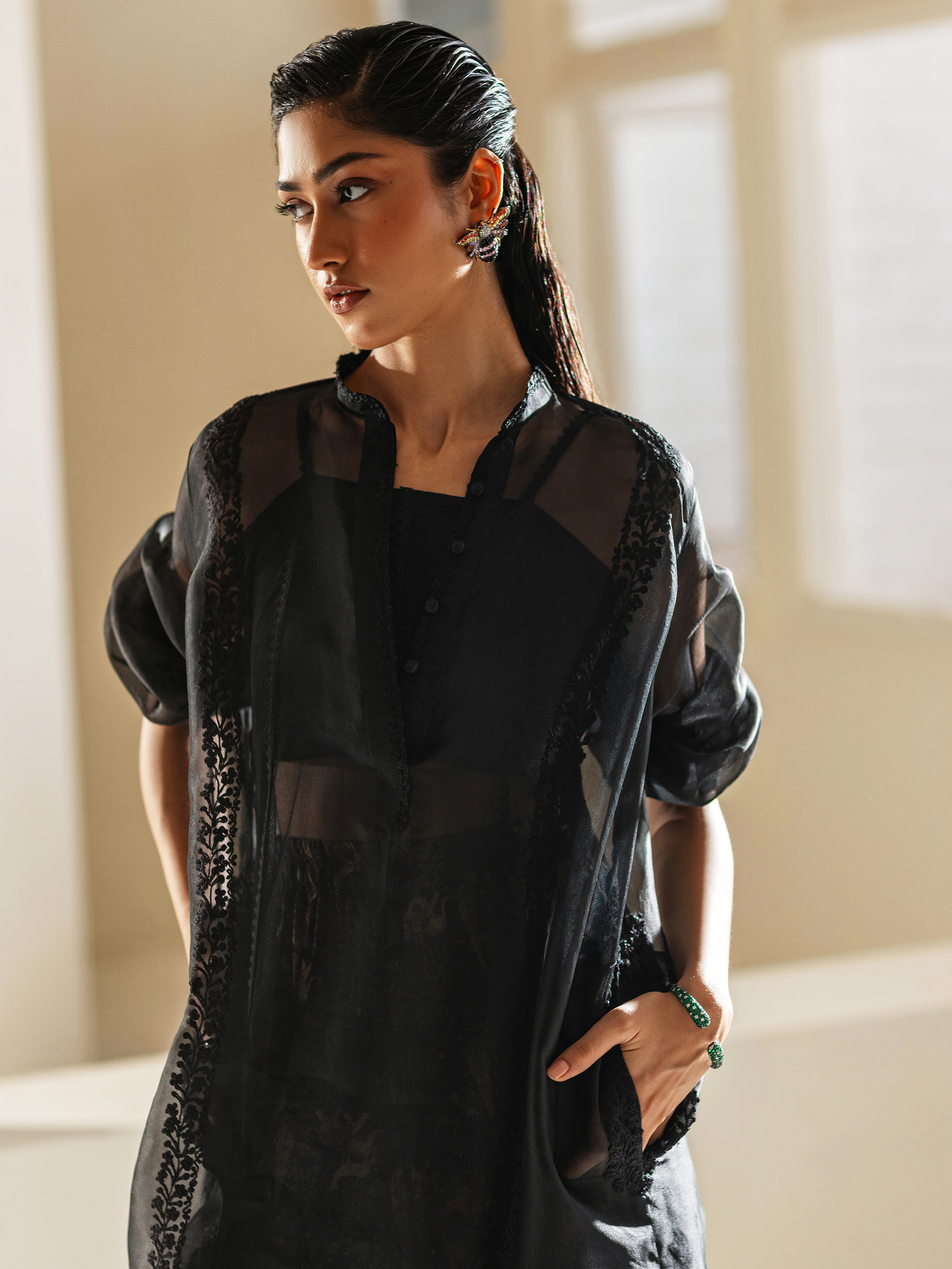 Lyra - Black - Image 2